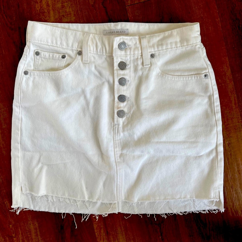 Lucky brand white skirt. Brand new without tags. Never worn. Size 2/26